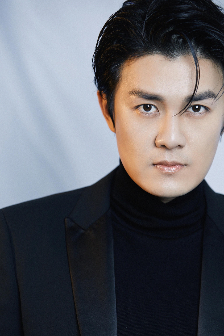 吴克群西装外套搭配高领毛衣造型帅气