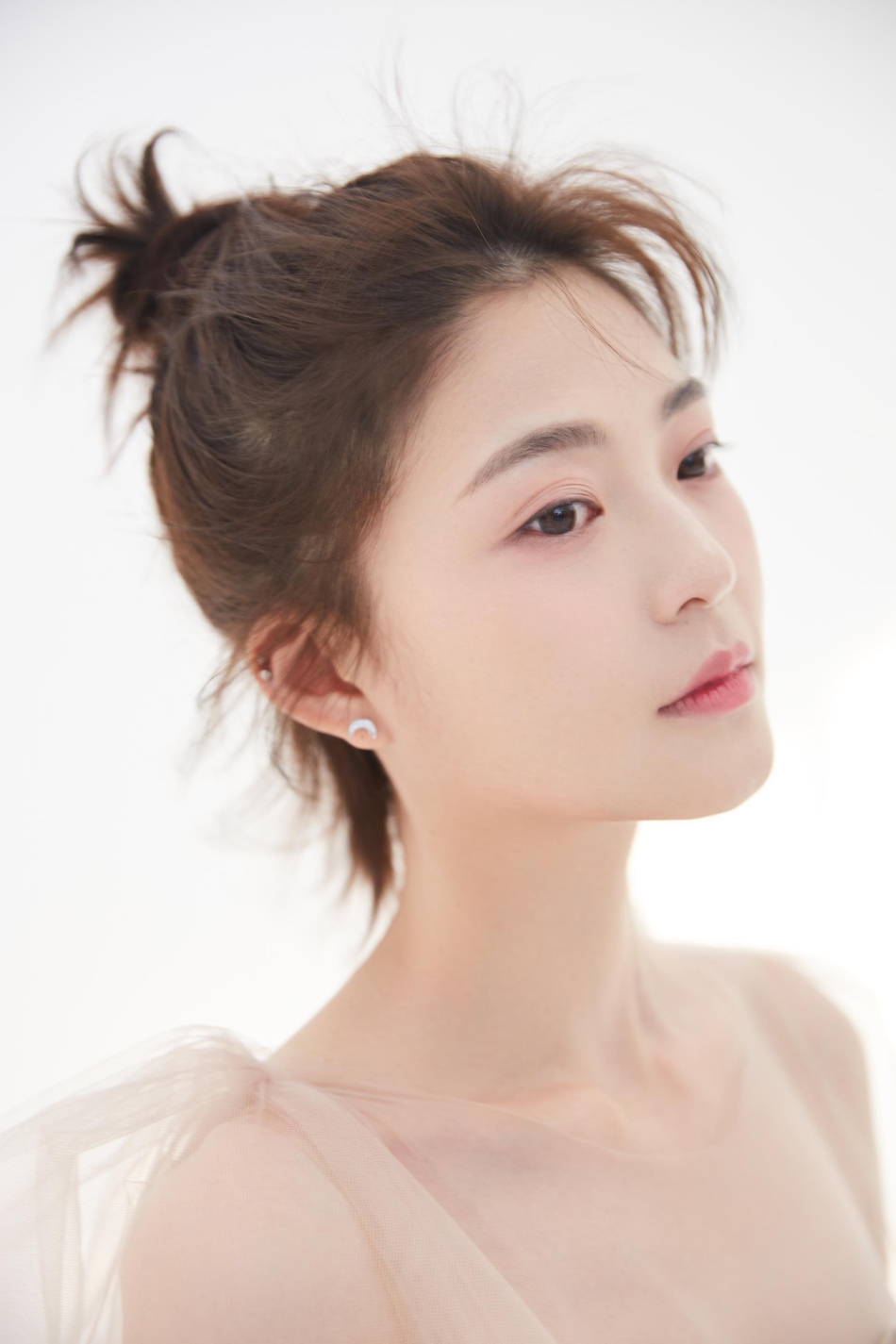 大图 全屏观看 4 / 7 近日,新生代实力演员王妍之发布了一组全新写真