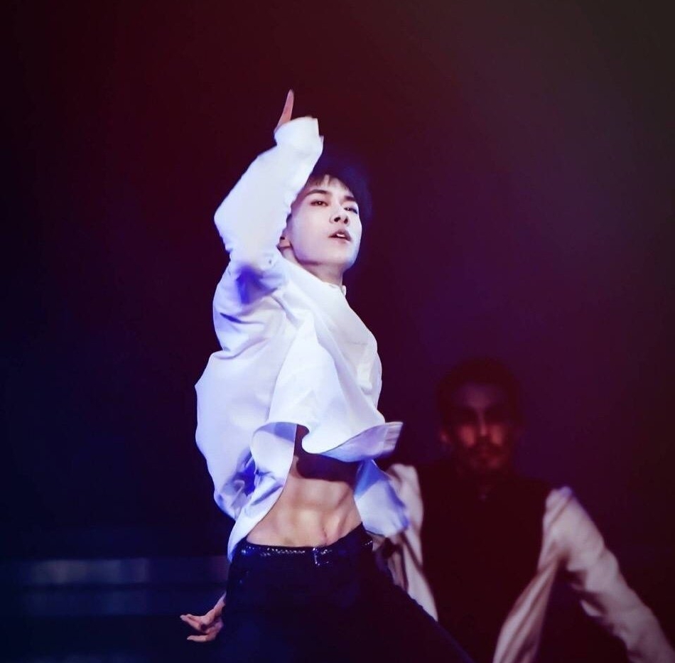 看看明星名品腹肌鲨谁的眼泪从嘴角流下来