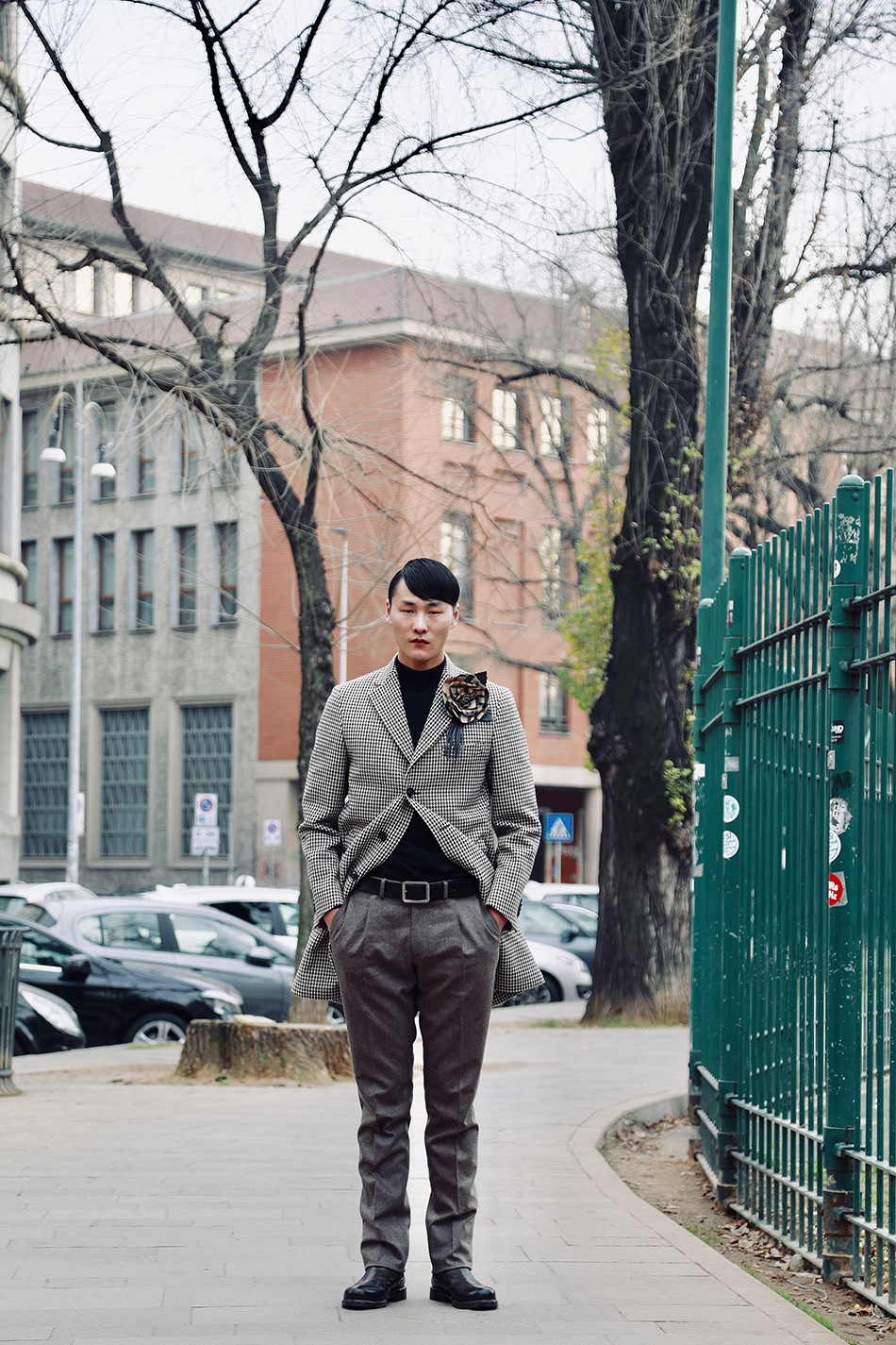 李振出席米兰时装周 巨大胸花成点睛之笔