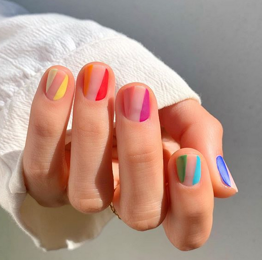 为了保持美甲简约,统一,大部分女生会选择一至两种颜色搭配,打造出