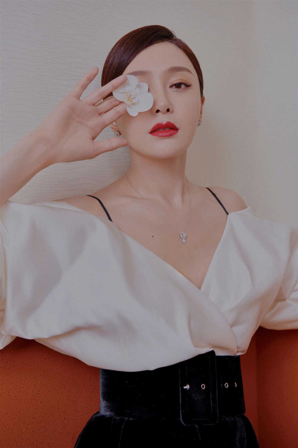 学秦岚梳"藕节辫" 颜值这块拿捏死死的