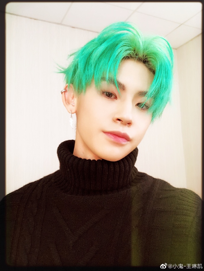 小鬼甩掉脏辫换绿发 新发型有没有撩到你?