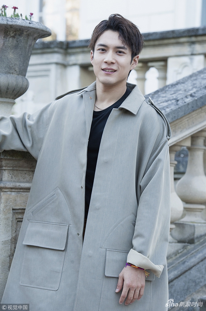 韩东君巴黎男装周看秀 利落风衣配厚底鞋帅气有型_高清图集_新浪网