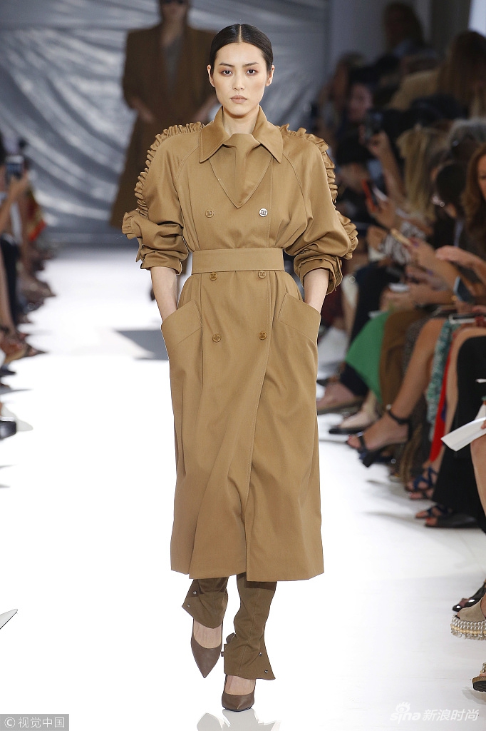 刘雯为maxmara大秀开场 焦糖色风衣范儿表姐气场2米
