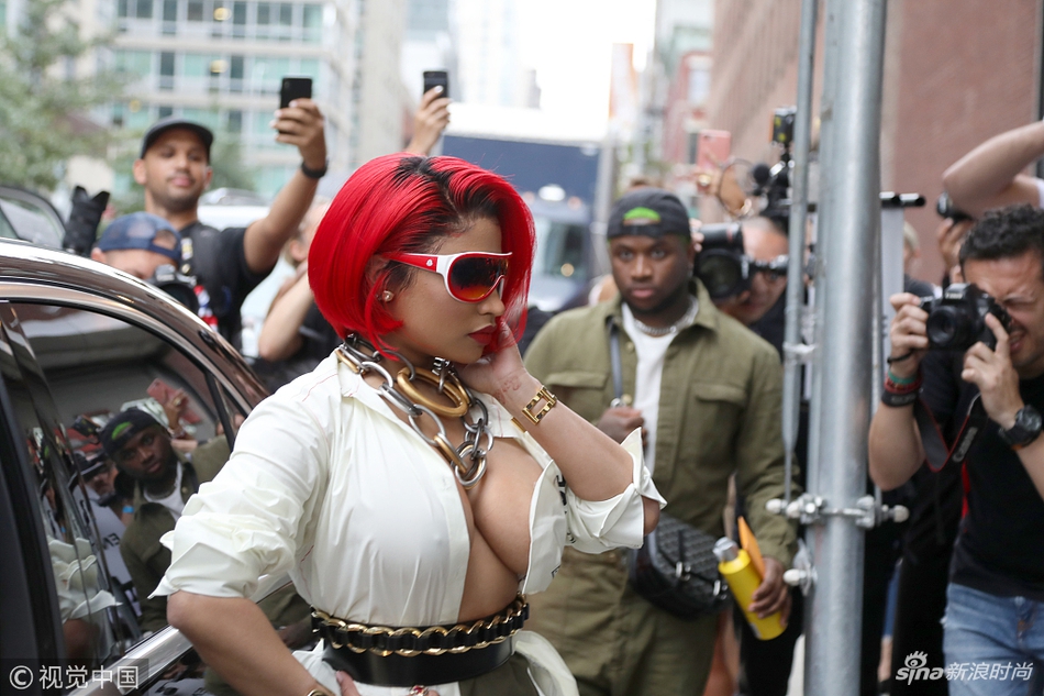 麻辣鸡纽约看秀 火红短发波涛"胸"涌神似春丽
