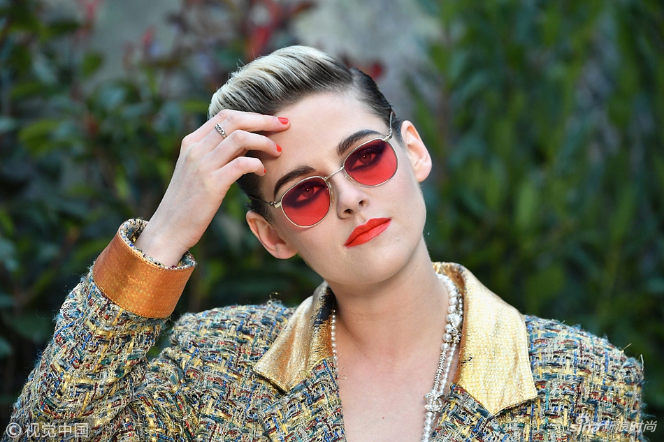 暮光女小k助阵chanel高定 金属皮裤疯狂耍帅被评油腻