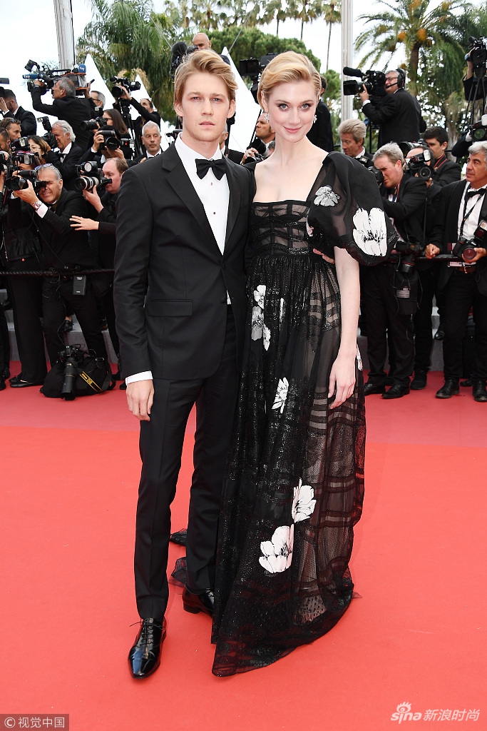 伊丽莎白-德比齐携手乔-阿尔文变身戛纳红毯的小巨人cp