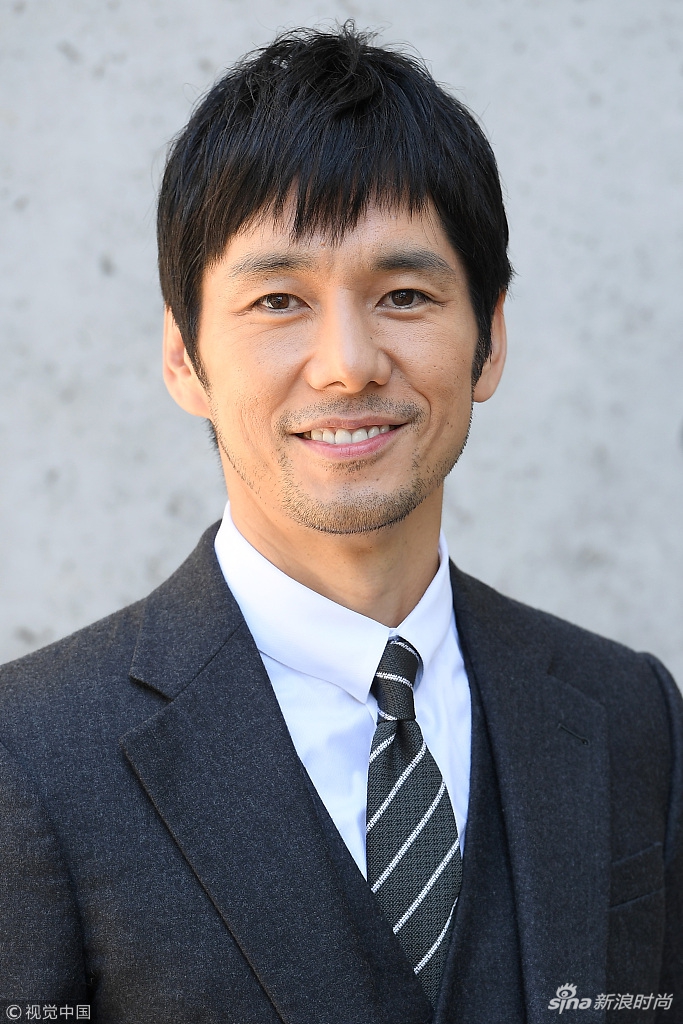 西岛秀俊助阵armani男装秀 黑西装三件套帅叔气质超迷人_高清图集