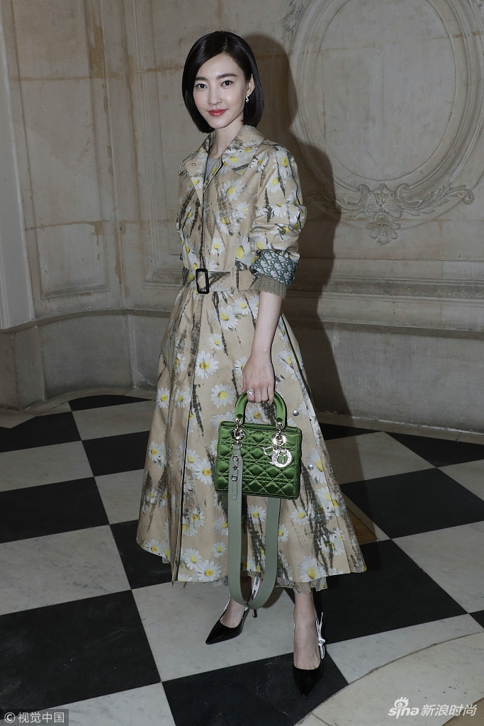 王丽坤现身迪奥高订发布秀 小雏菊风衣优雅知性