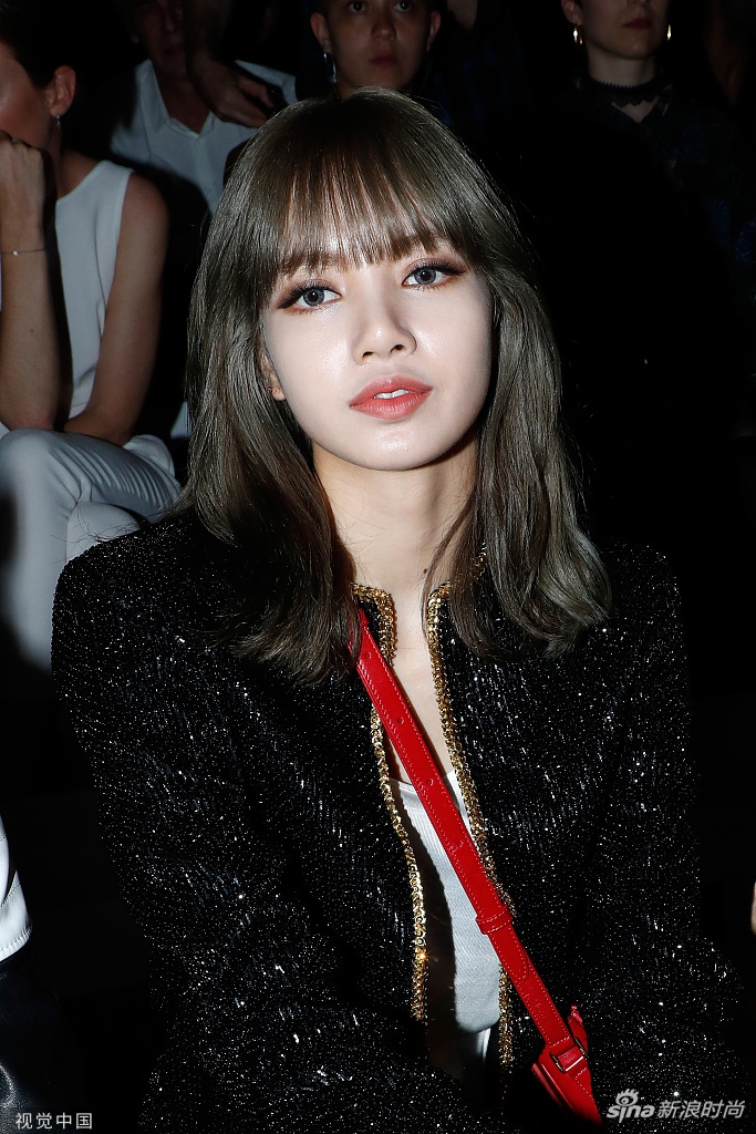 lisa助阵celine巴黎男装秀 生图能打火上热搜