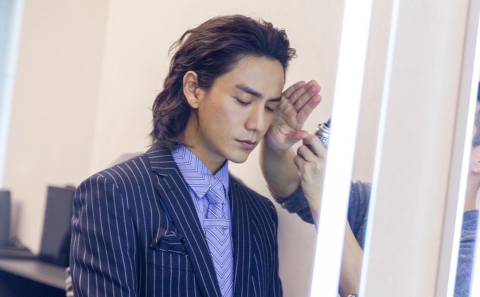 2018微博之夜红毯辣评:陈坤细条纹配中长发帅气绅士_高清图集_新浪网