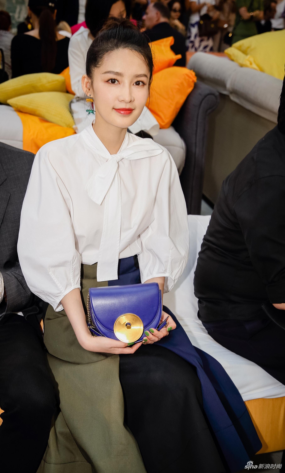 李沁衬衫配半裙优雅赫本范儿