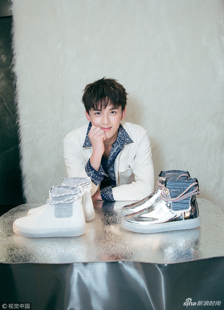 吴磊助阵hogan米兰新品预览 意式style蓝白造型超活力