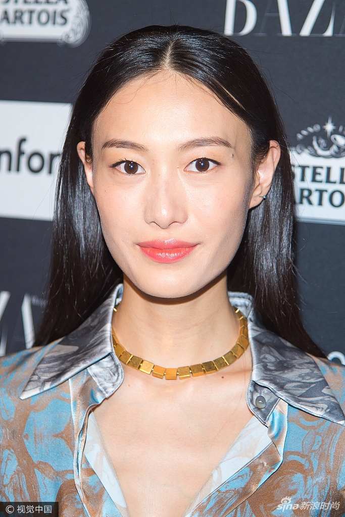 秦舒培纽约出席时尚活动 睡衣风缎面套装干练大女人