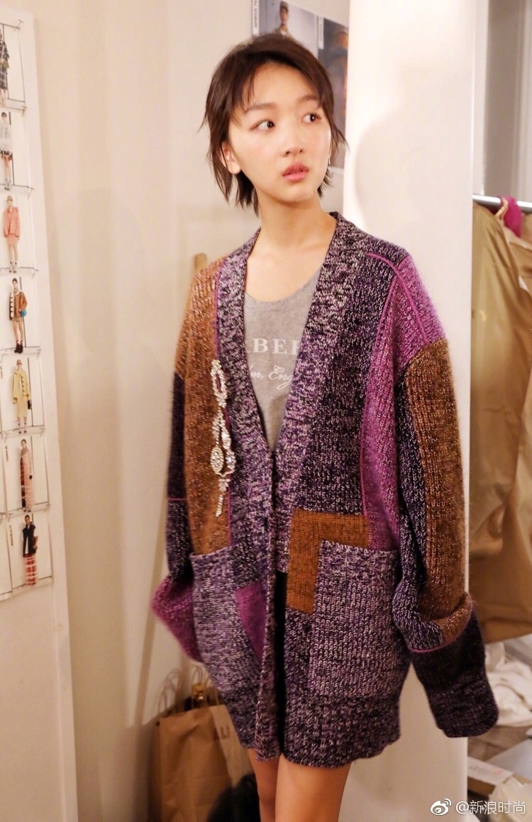 burberry 2018春夏大秀在伦敦举行,前来看秀的周冬雨提前穿上秀款彩色