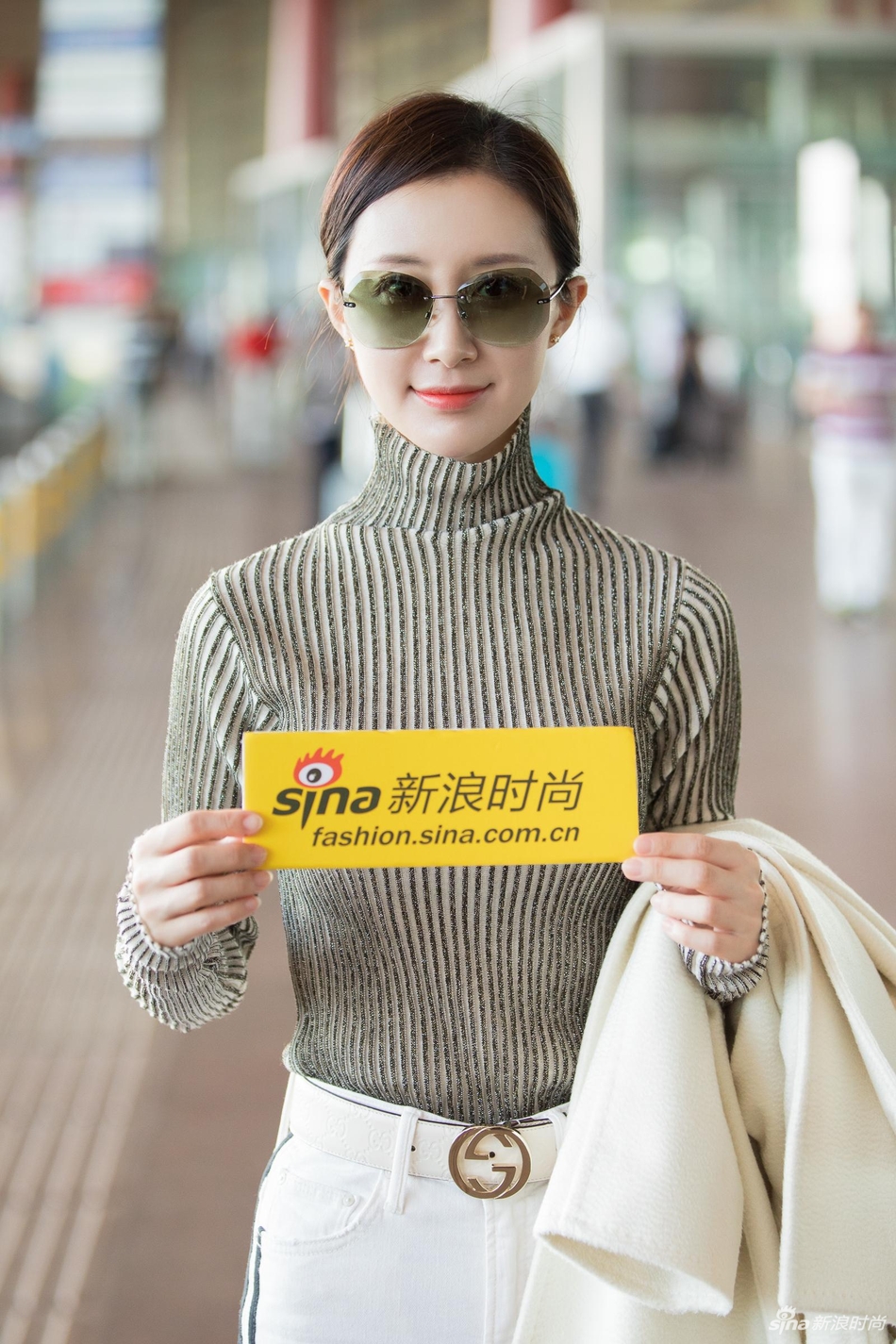 舒畅启程米兰时装周机场示范初秋优雅chic风穿搭