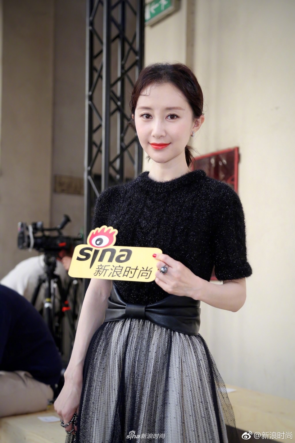 舒畅助阵philosophy大秀黑色丝绒长裙婉约又优雅