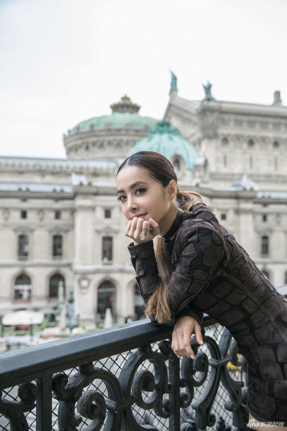 蔡依林助阵balmain大秀 过膝长靴造型霸气性感