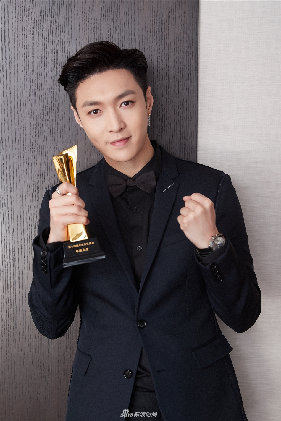 张艺兴又现西装杀无刘海浪奔头造型魅力十足