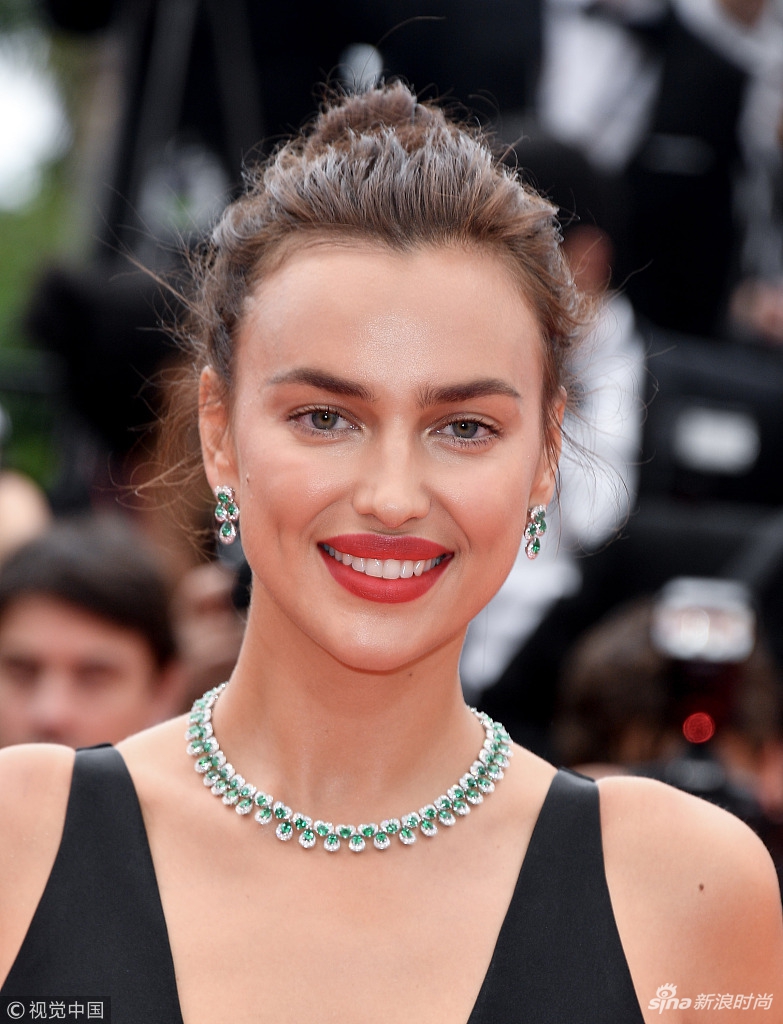 伊莲娜-沙伊克助阵《审判日》戛纳首映 深v吊带裙身材傲人