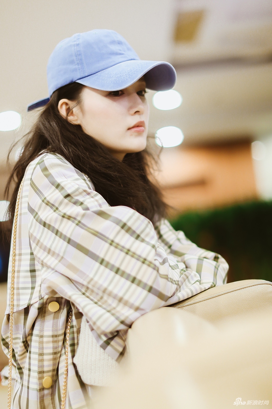 明星爱大牌:李沁鹅黄色系搭配变身元气小太阳_高清图集_新浪网