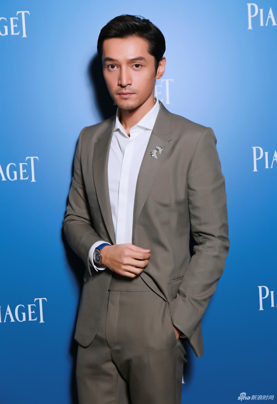 胡歌出席时尚派对 简约西服白衬衫从容演绎优雅绅士