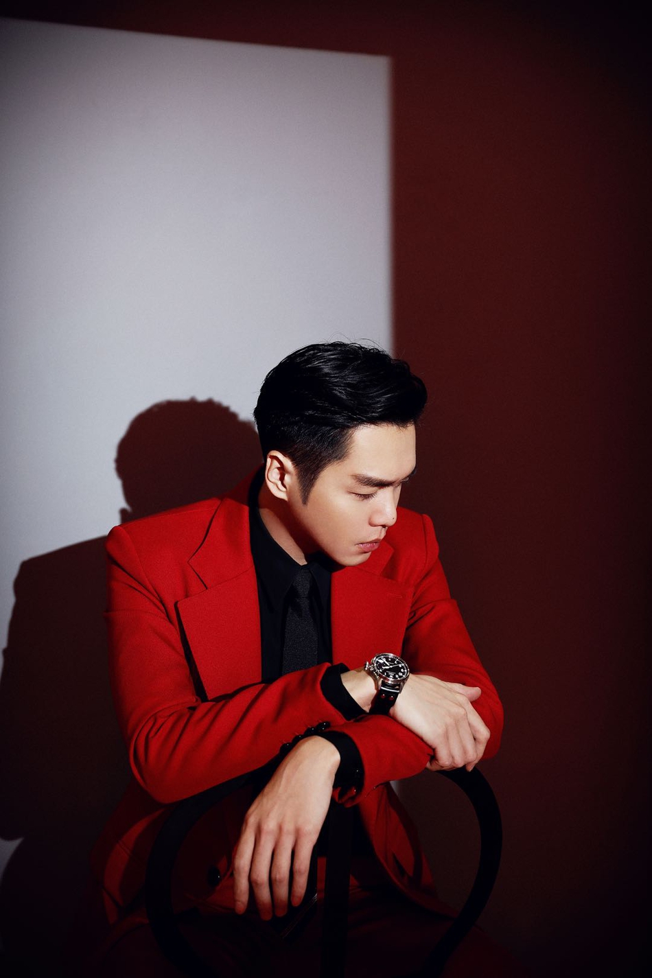 支持   键翻阅图片 列表查看 大图 全屏观看 1 / 9 张若昀身穿红色