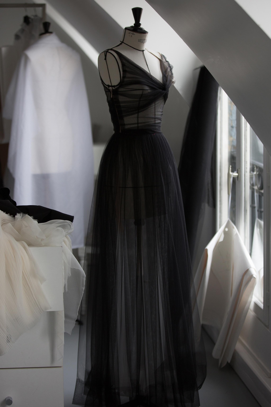 苗苗穿透视纱裙现身戛纳 棋盘格裙摆极致优雅