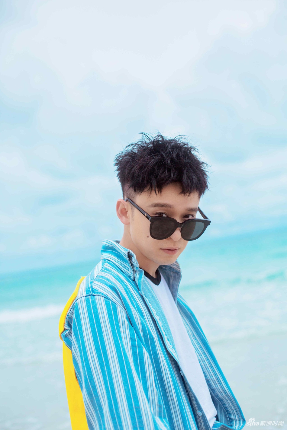 董子健盛夏海滩大片装乖耍帅风格换不停
