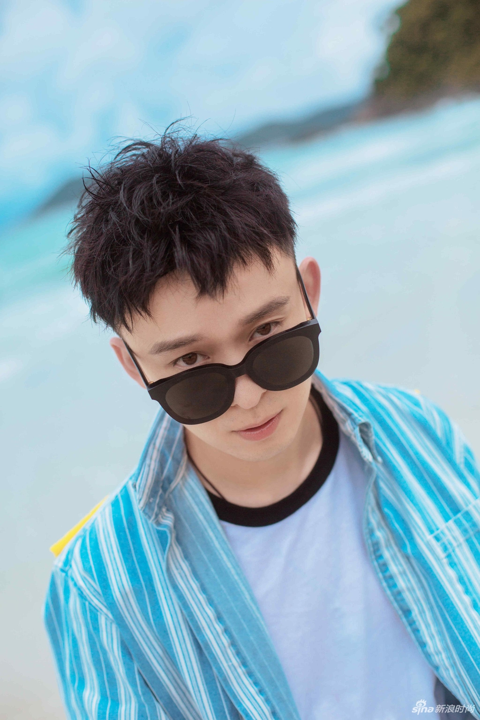 董子健盛夏海滩大片 装乖耍帅风格换不停