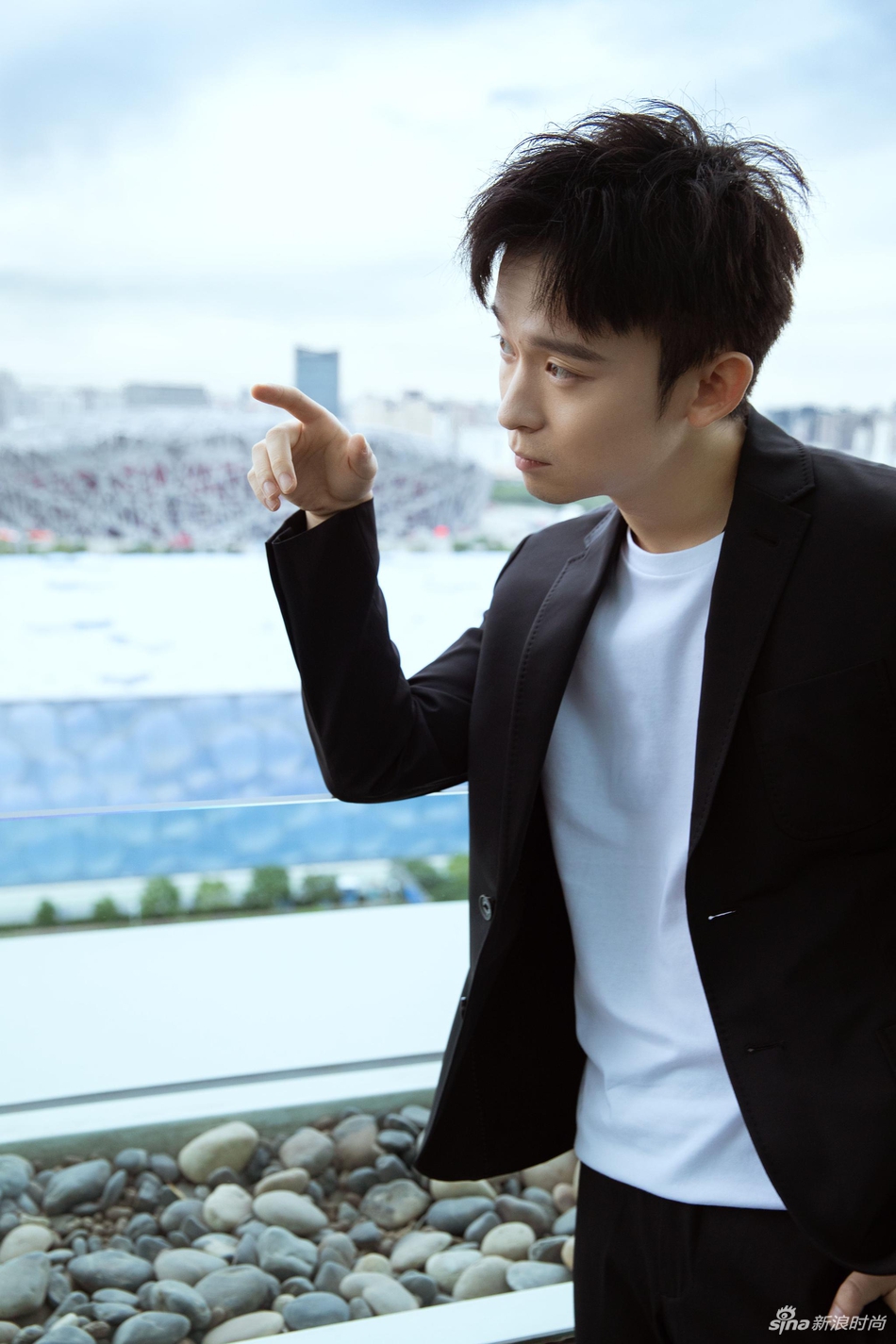 董子健极简造型写真出炉 随性慵懒彰显成熟蜕变