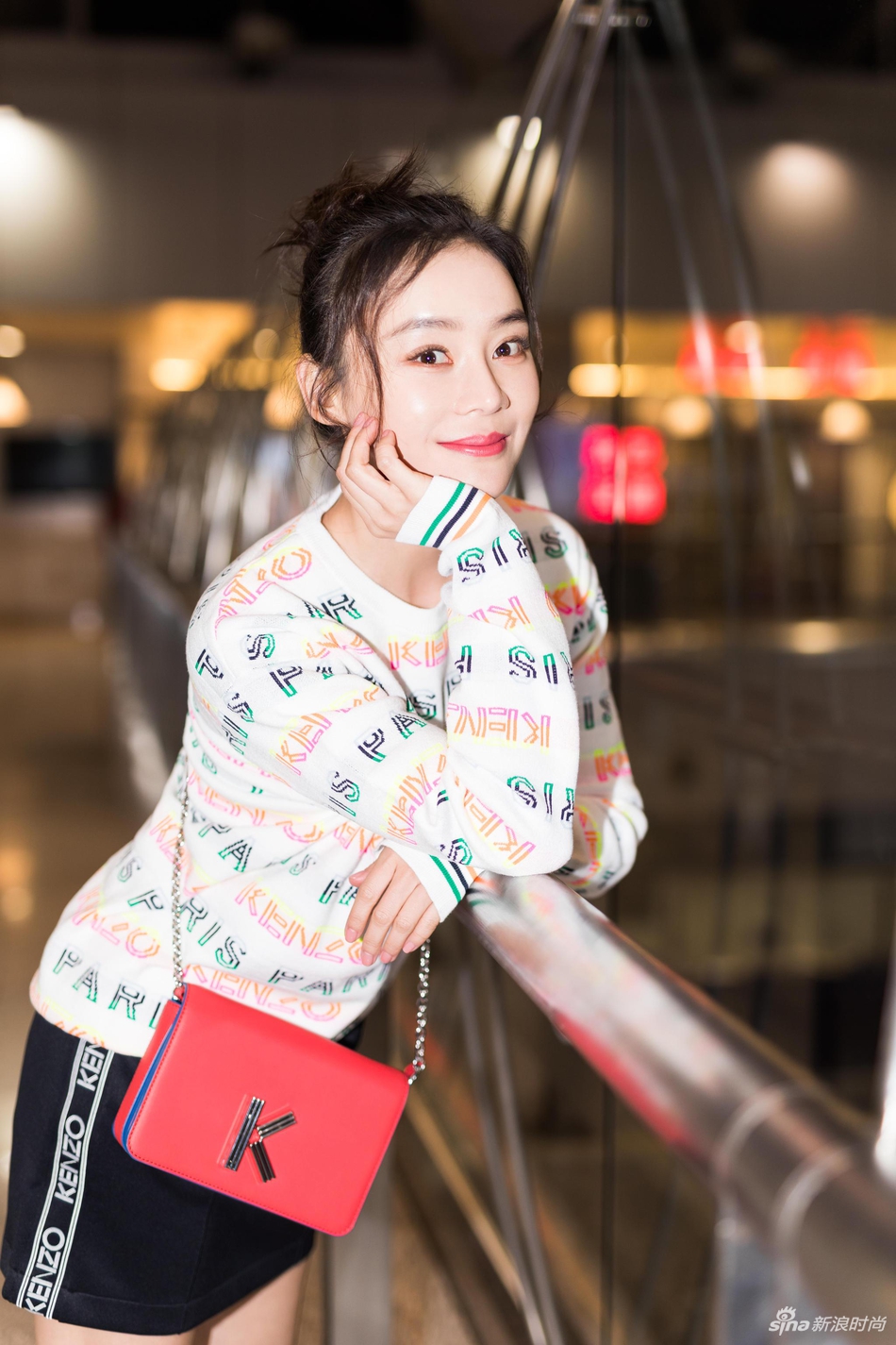 袁姗姗启程巴黎时装周 丸子头配运动短裙元气十足