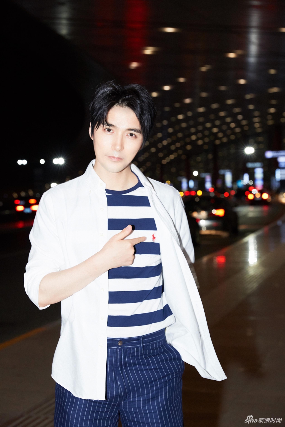 阿云嘎启程米兰男装周 条纹t配白短袖尽显摩登型男范儿_高清图集_新浪