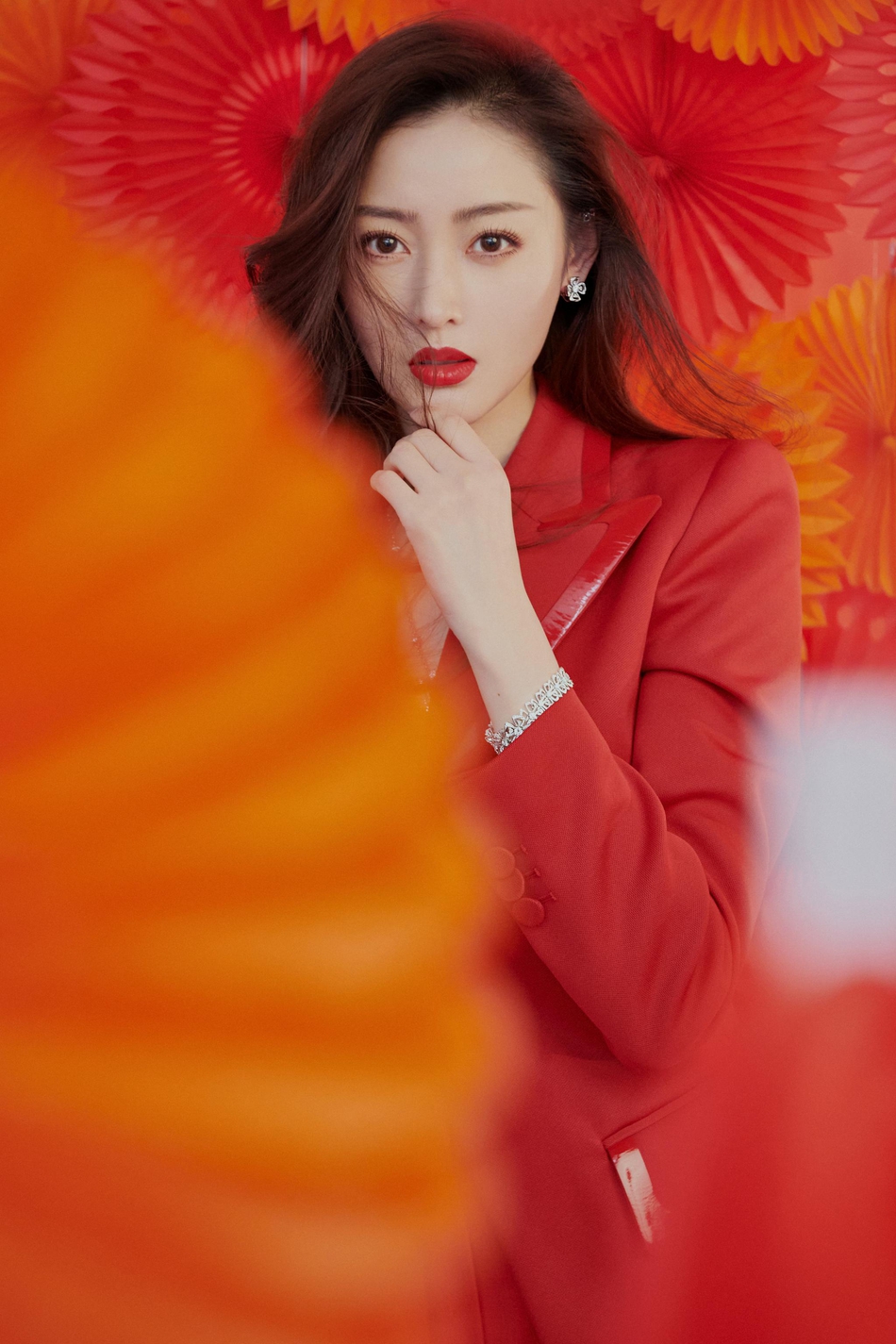 张天爱亮相央视春晚 一身红色西服套装喜庆又美艳