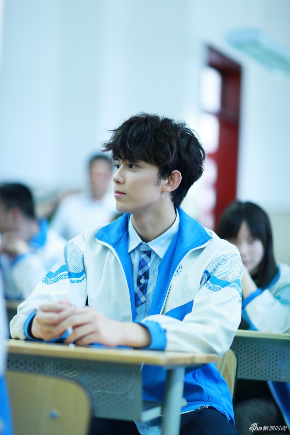 吴磊回校参加毕业典礼穿校服拍毕业照青春洋溢