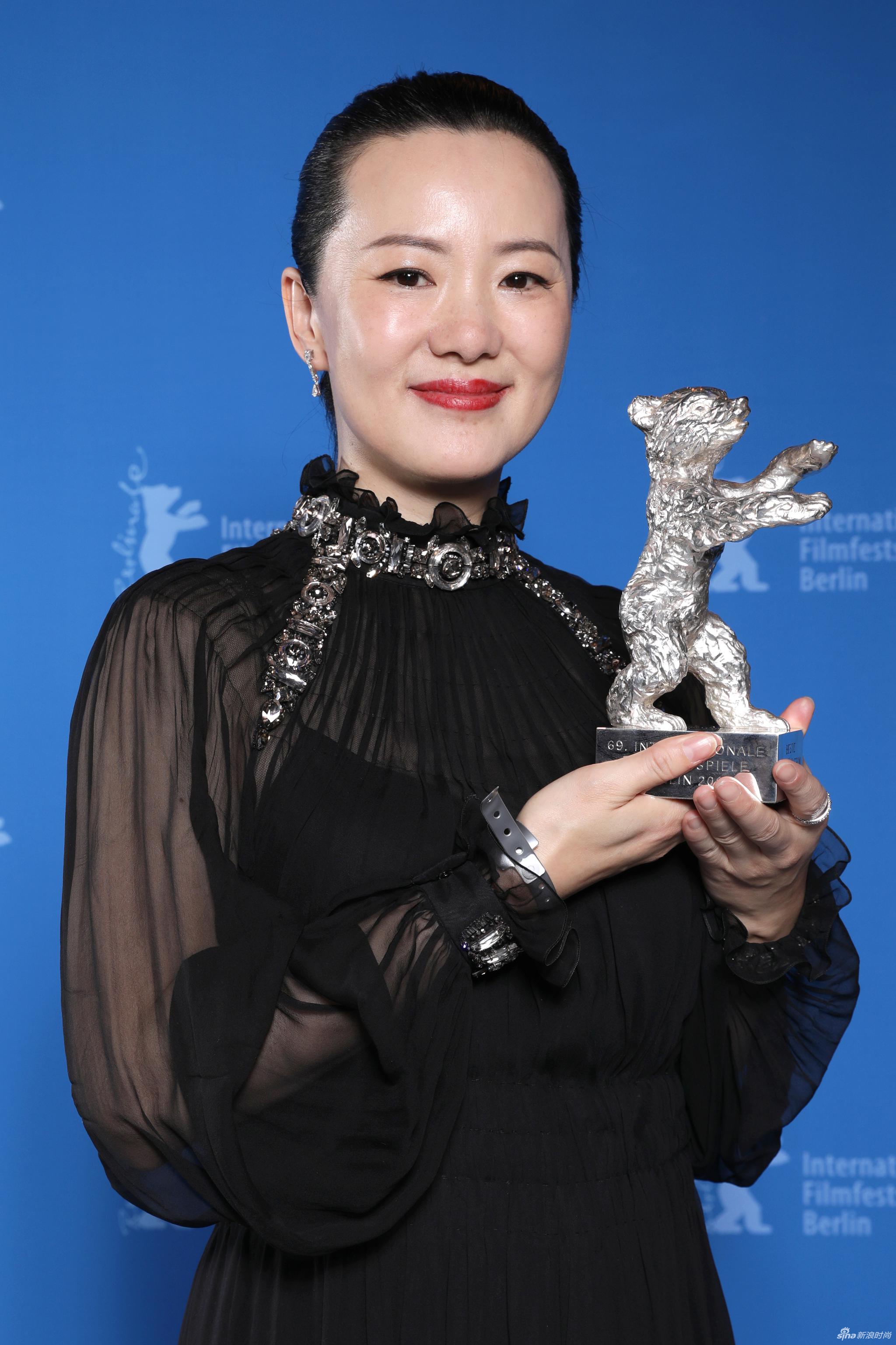 明星爱大牌:咏梅柏林电影节封后 三条黑裙成就雅致影后