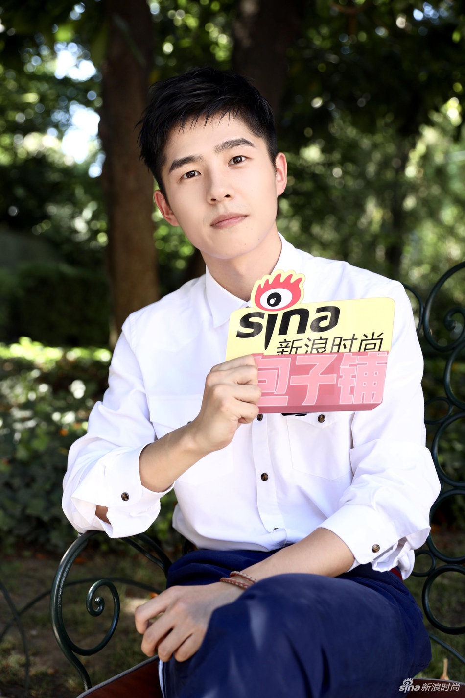 刘昊然助阵tods米兰新品预览 清爽白衬衫演绎长腿校草风