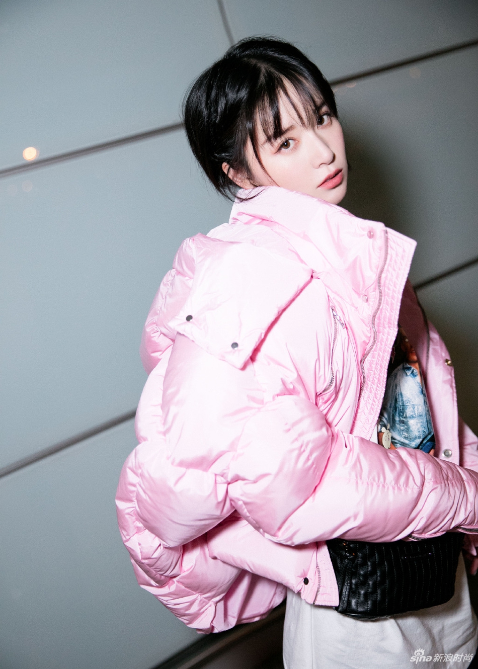 阚清子启程纽约时装周 粉色羽绒服变身甜美棉花糖女孩