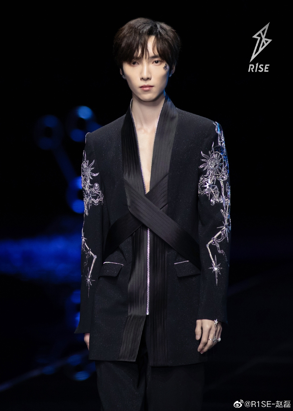 r1se赵磊中国国际时装周走秀 星月对襟外套变身精致少年