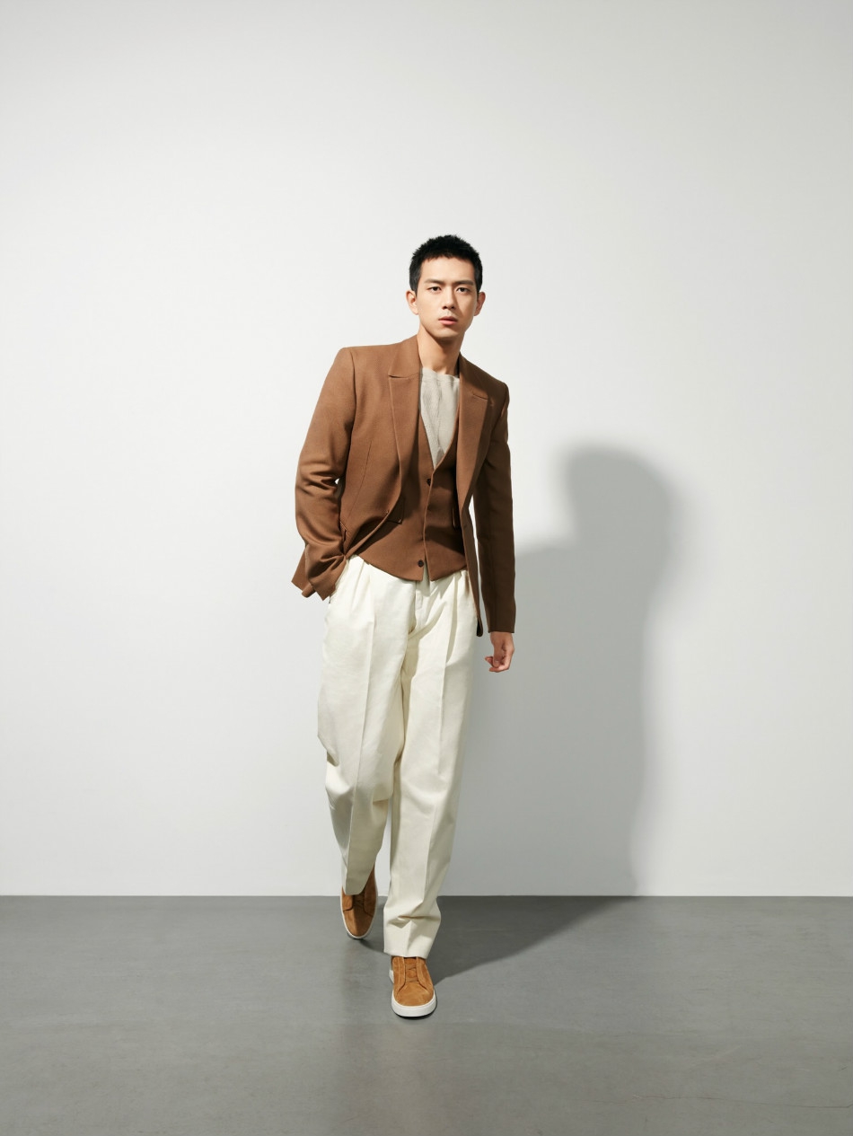 李现线上助阵杰尼亚发布会 金棕西装如小太阳般温暖