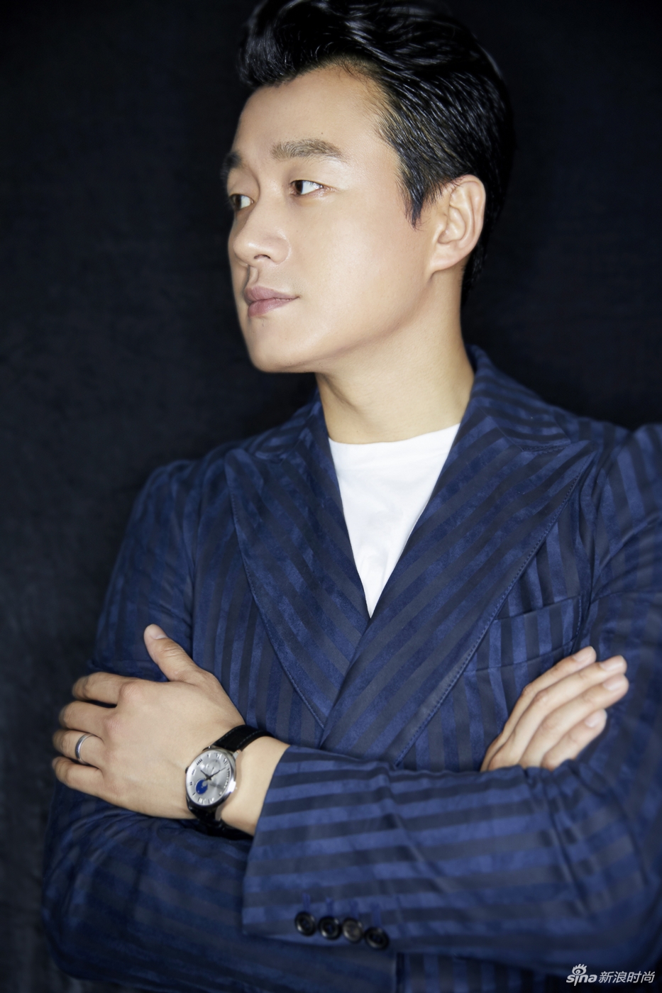 佟大为关悦助阵《水形物语》首映礼 西装白裙配高甜出镜