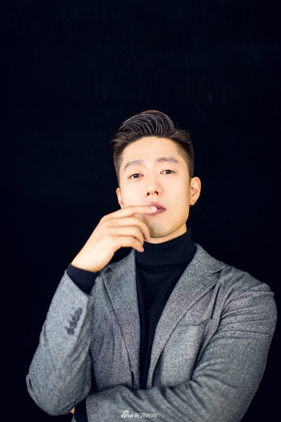 明星爱大牌:凌潇肃灰西服搭条纹裤 尽显熟男魅力