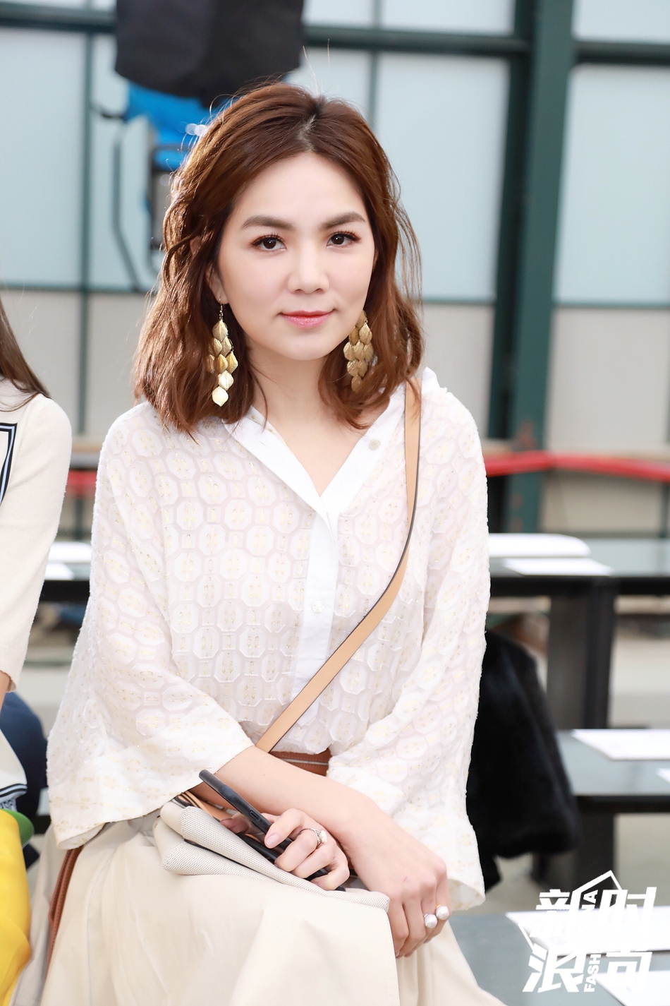 ella助阵tory burch秀 白衣配半裙是小仙女本人了