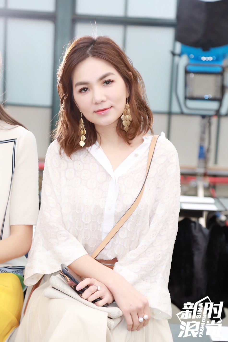 ella助阵tory burch秀 白衣配半裙是小仙女本人了