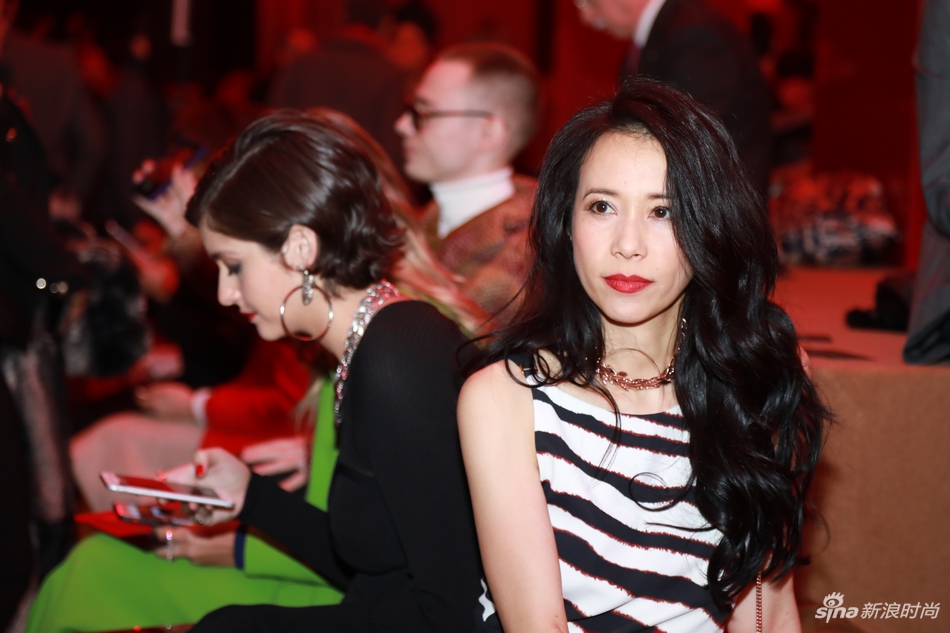 莫文蔚亮相roberto cavalli秀 斑马条纹装大秀紧致好身材