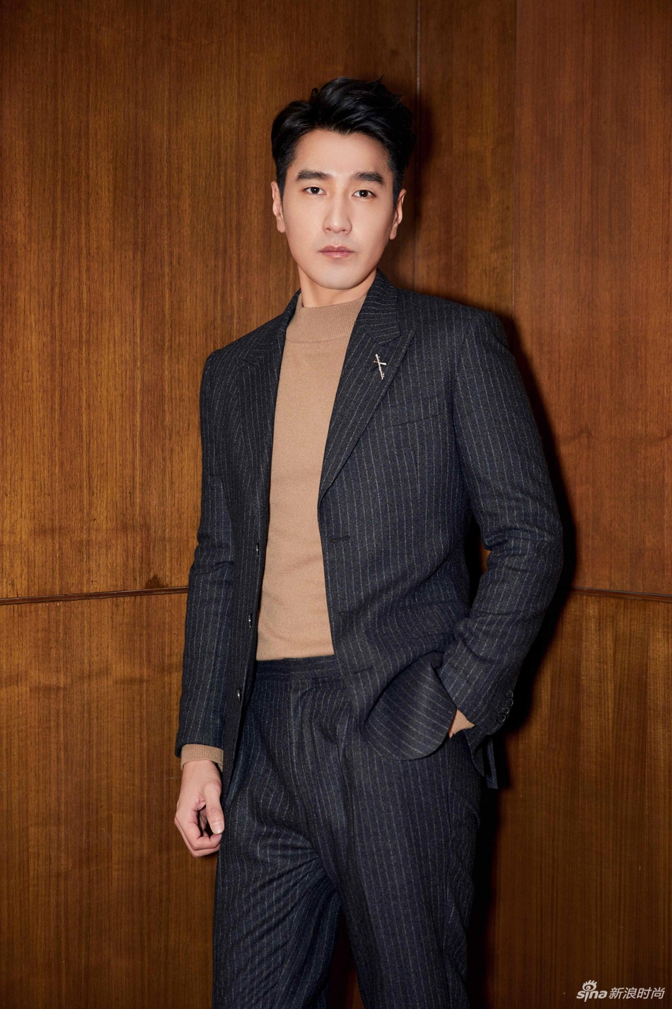 明星爱大牌:赵又廷条纹西服尽显温暖型男儒雅风范
