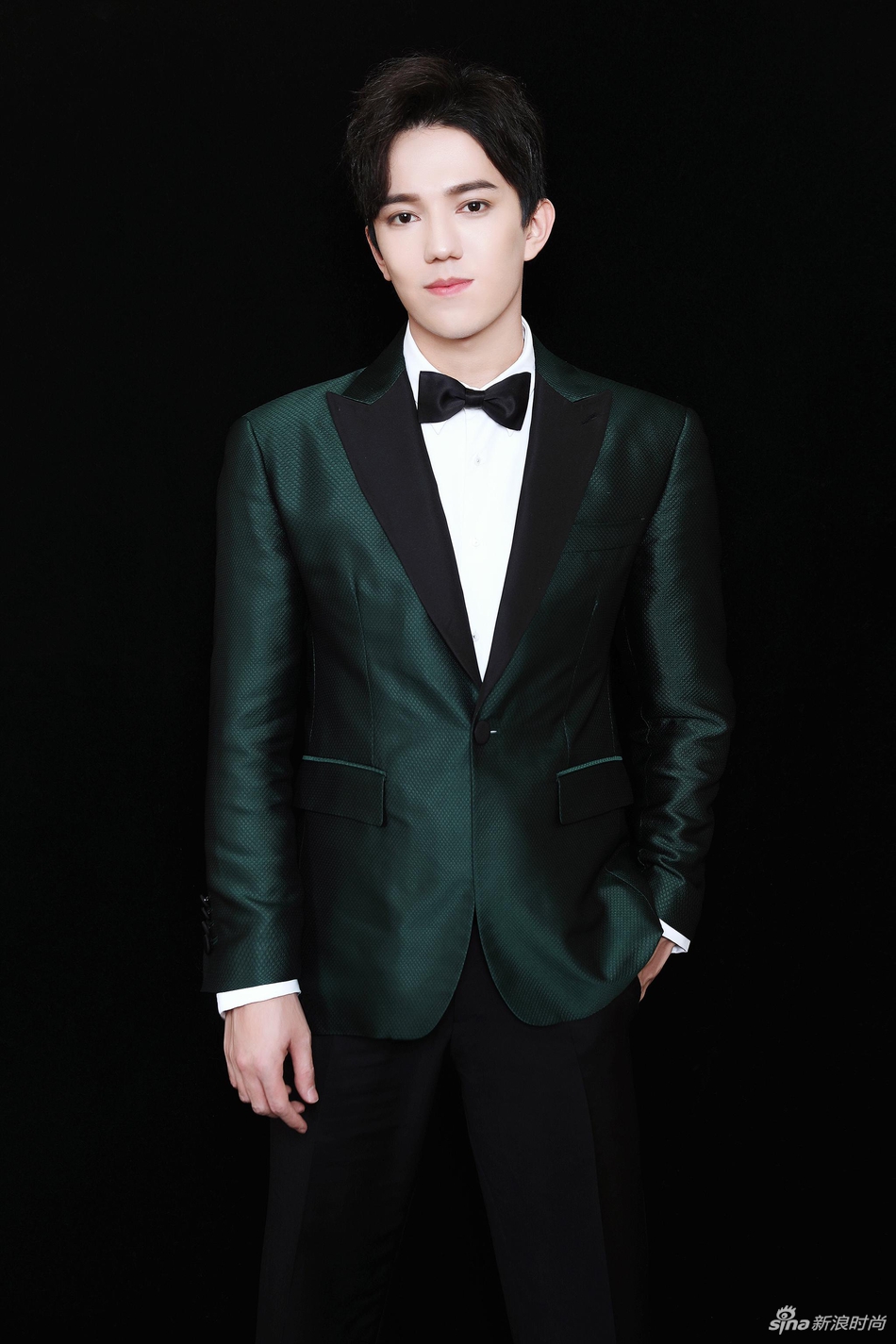 迪玛希登春晚舞台 墨绿色礼服演绎低调的华丽