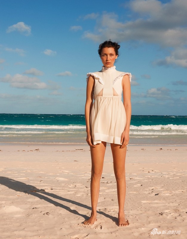 网红超模贝拉变身粉嫩少女 深v透视展美好身材