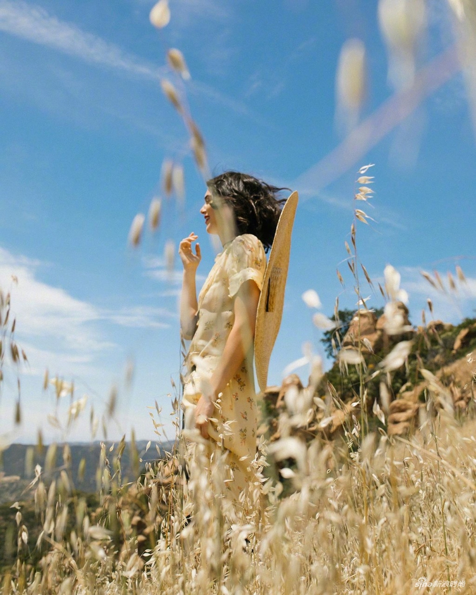 网红超模肯豆登封面 红唇出镜拍荒野大片